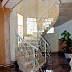 Мраморная винтовая лестница с белыми коваными перилами Код: КВЛ-07/76