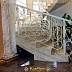 Мраморная винтовая лестница с белыми коваными перилами Код: КВЛ-07/78
