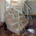 Мраморная винтовая лестница с белыми коваными перилами Код: КВЛ-07/84