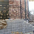 Перила у входа с золотыми коваными элементами Код: ЛП-0143/68