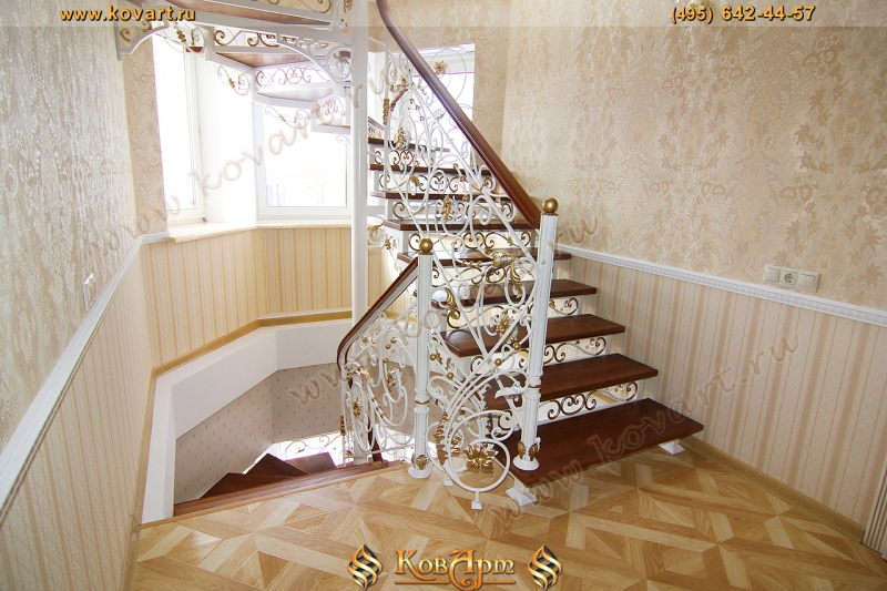 Белая кованая лестница с дубовыми ступенями Код: КЛ-03/66