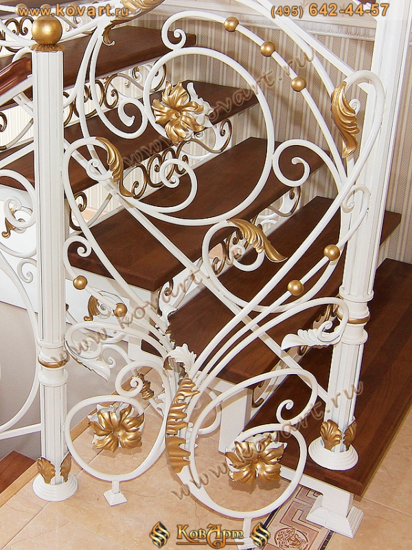 Белая кованая лестница с дубовыми ступенями Код: КЛ-03/78