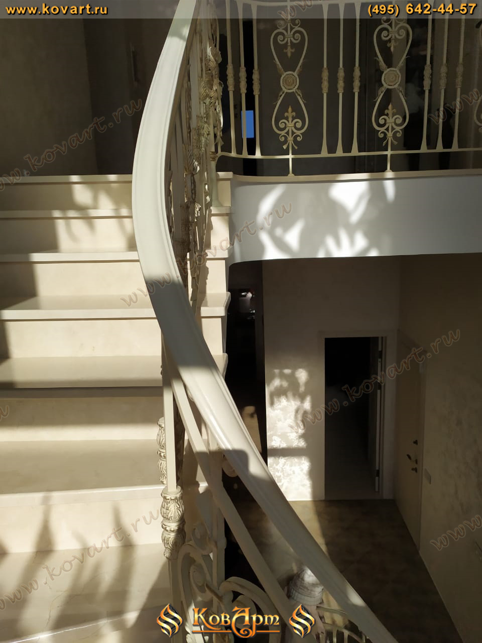 Винтовая лестница с коваными перилами белого цвета Код: КЛ-69/64
