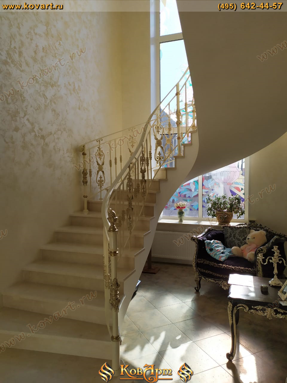 Винтовая лестница с коваными перилами белого цвета Код: КЛ-69/67