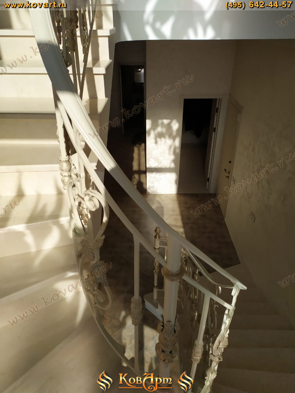 Винтовая лестница с коваными перилами белого цвета Код: КЛ-69/69