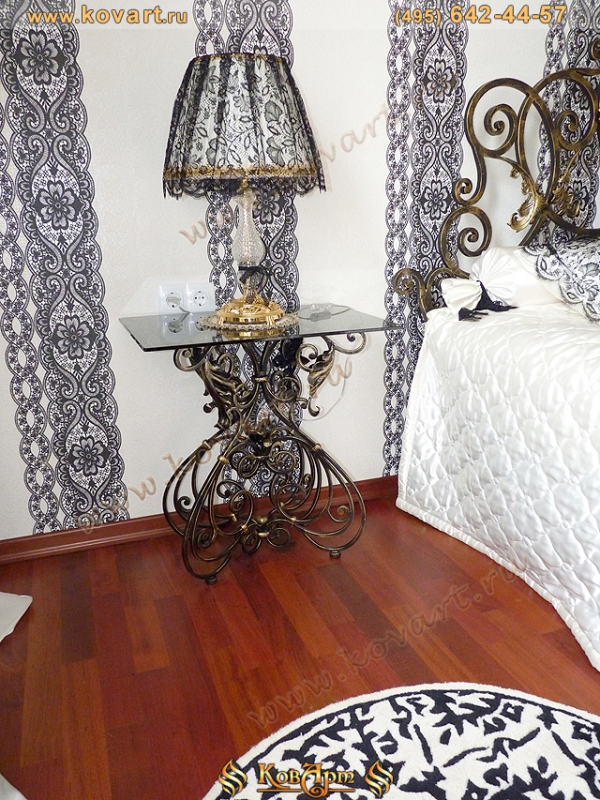 Кованые прикроватные столики и тумбы