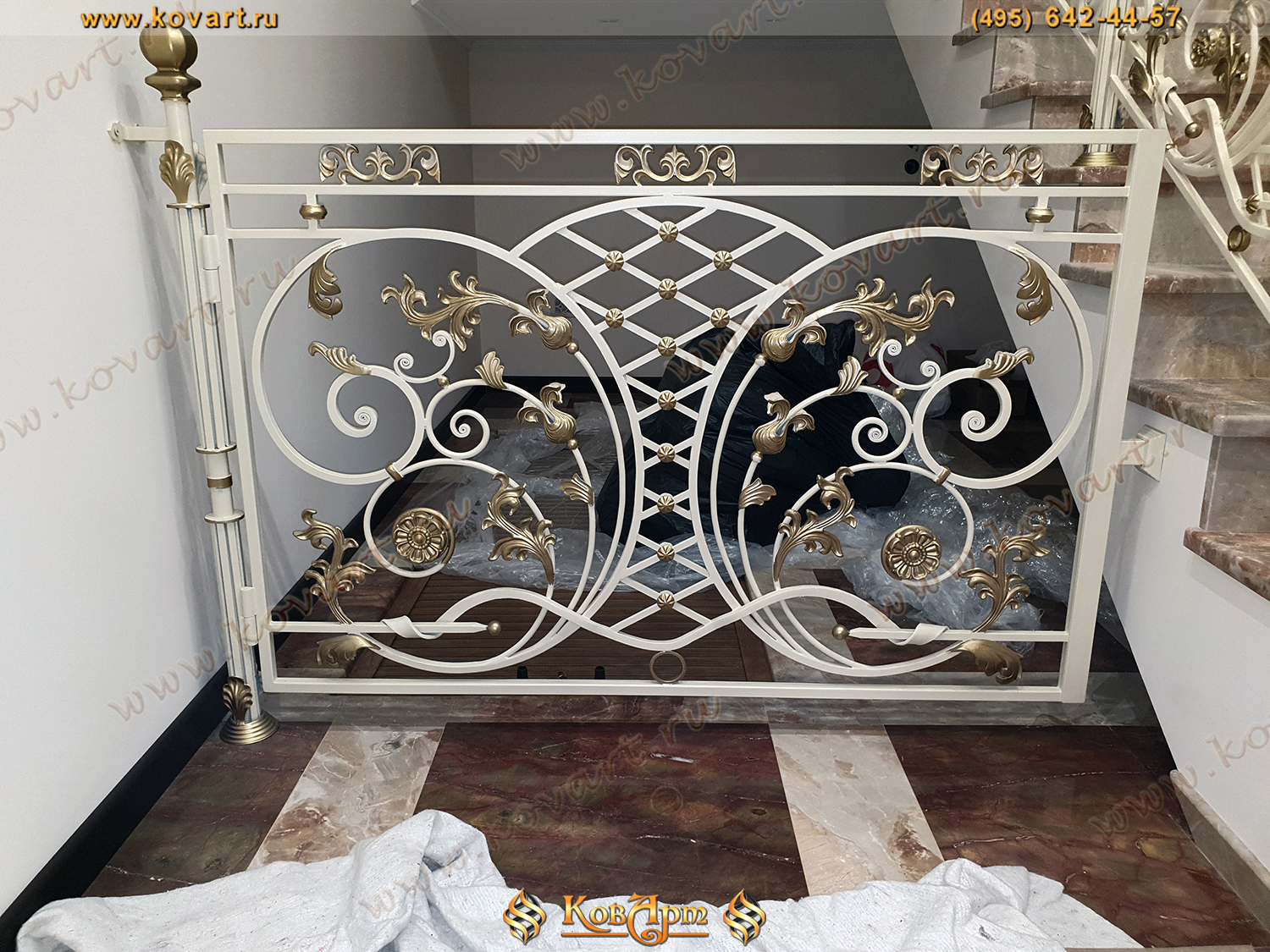 Маршевая лестница с бело-золотыми коваными перилами Код: ЛП-023/69