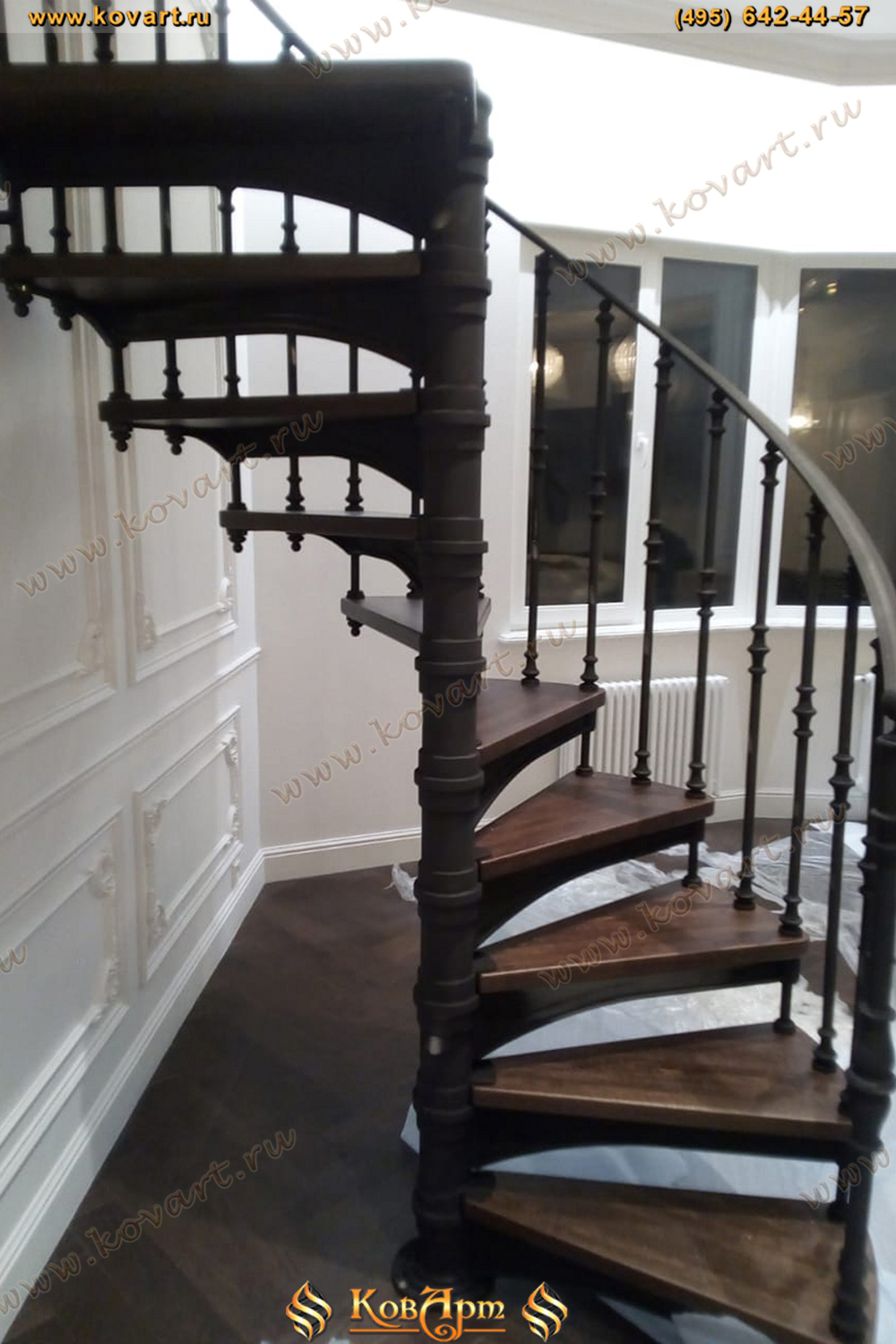 Кованая винтовая лестница с деревянными ступенями Код: ЛП-012/70
