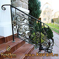 Белая винтовая лестница с коваными элементами Код: КВЛ-04/130