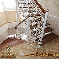 Кованая винтовая лестница белого цвета Код: КВЛ-05/121