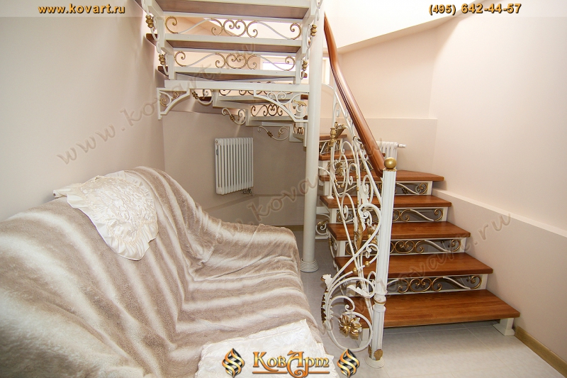 Белая кованая лестница с дубовыми ступенями Код: КЛ-62/69