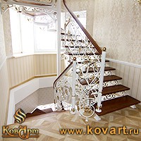Кованая винтовая лестница белого цвета Код: КВЛ-05/109