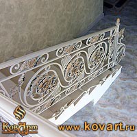 Кованый белый балкон с коваными столбами Код: БО-166/86