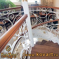 Белая кованая лестница с дубовыми ступенями Код: КЛ-62/117