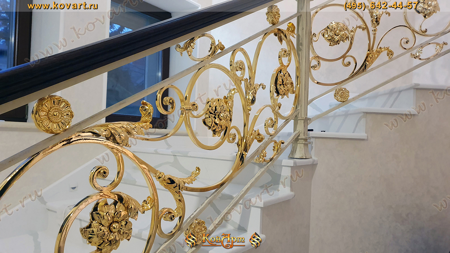 Мраморная лестница с кованым золотым узором на перилах Код: ЛП-021/63