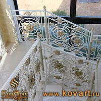 Кованый белый балкон с коваными столбами Код: БО-166/84