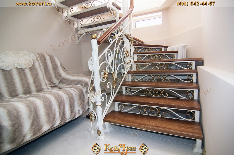 Белая кованая лестница с дубовыми ступенями Код: КЛ-62/77