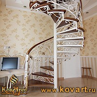 Белая кованая лестница с дубовыми ступенями Код: КЛ-03/115