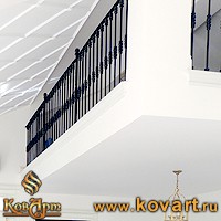 Черные перила из кованых балясин для белой лестницы в квартире Код: ЛП-0118/72