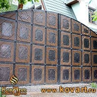 Деревянные распашные ворота с коваными элементами Код: КРВ-15