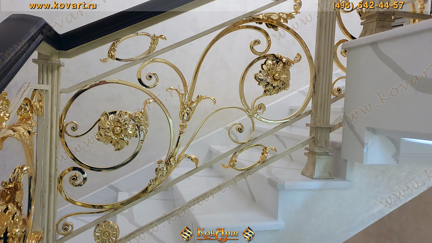 Мраморная лестница с кованым золотым узором на перилах Код: ЛП-021/81