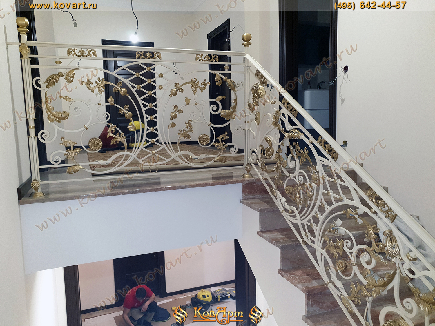 Маршевая лестница с бело-золотыми коваными перилами Код: КЛ-55/63