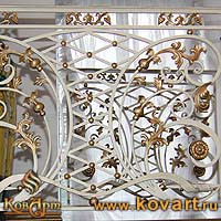 Кованый белый балкон для окна с золотыми элементами Код: БО-034/81