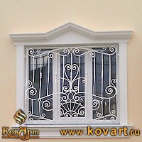 Белые кованые решетки на окно Код: РЕ-010