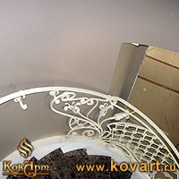 Кованый балкон белого цвета с литерой Код: БО-010/71