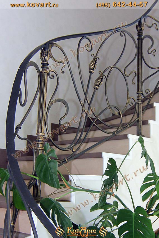 Винтовая лестница с коваными перилами изогнутой формы Код: КВЛ-29/77