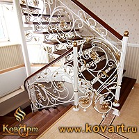 Кованая лестница белого цвета Код: КЛ-04/107