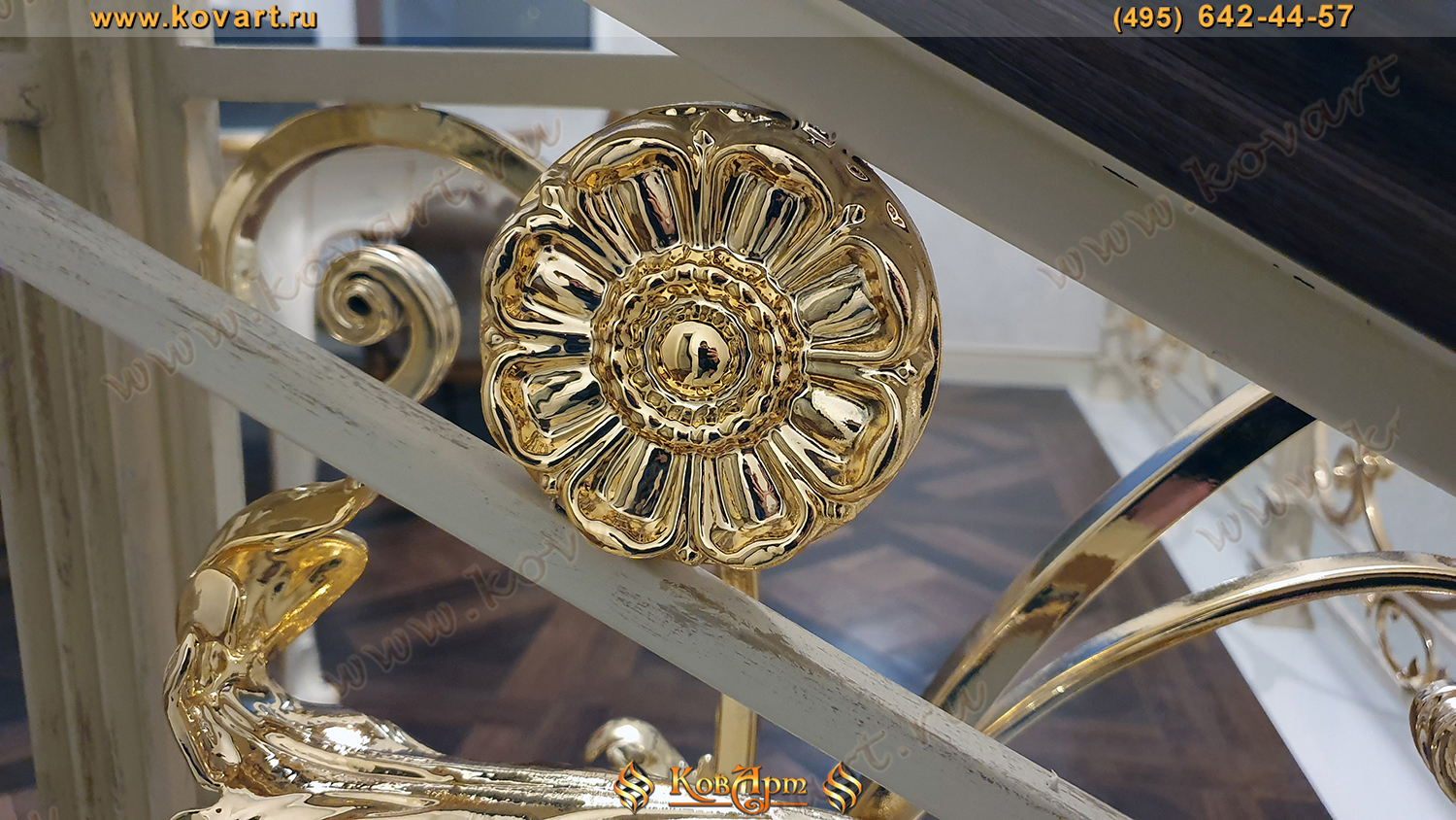 Мраморная лестница с кованым золотым узором на перилах Код: КЛ-57/76