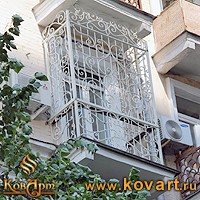 Белые кованые решетки на балкон Код: РЕ-02