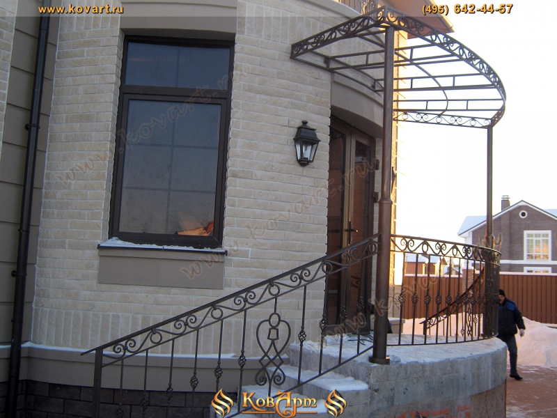 Полукруглый кованый балкон над входом Код: БО-158/65