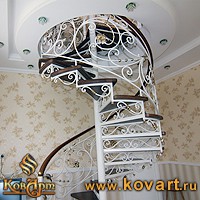 Белая кованая лестница с дубовыми ступенями Код: КЛ-03/110