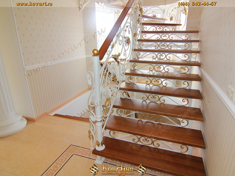 Белая кованая лестница с дубовыми ступенями Код: КЛ-62/65