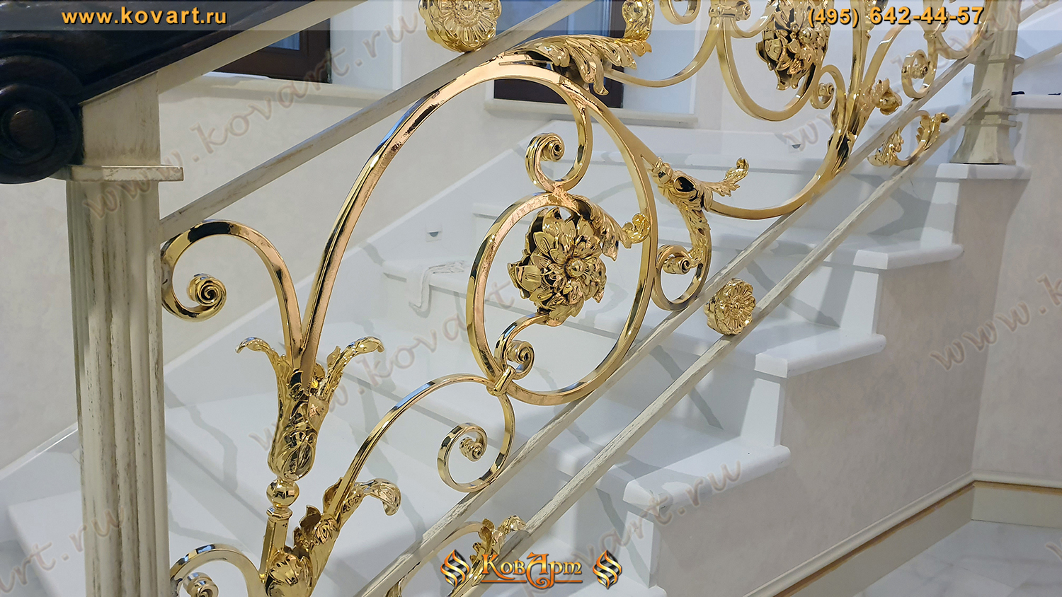 Мраморная лестница с кованым золотым узором на перилах Код: ЛП-021/70