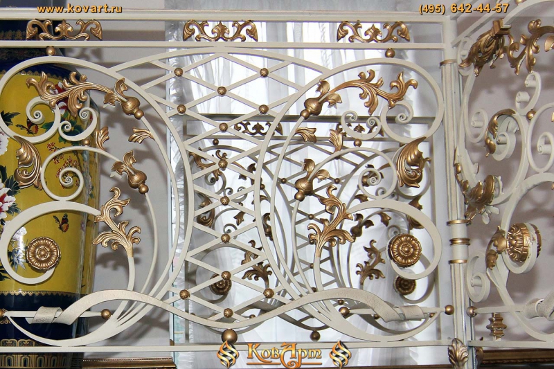 Элитные кованые белые перила с золотыми элементами Код: ЛП-029/79