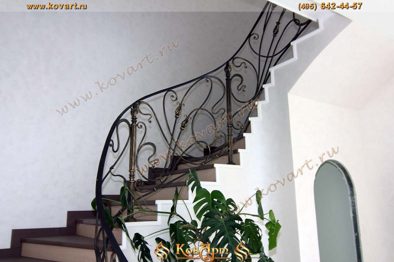 Винтовая лестница с коваными перилами изогнутой формы Код: КВЛ-29/64