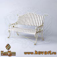 Белая скамейка с коваными элементами