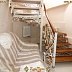 Белая кованая лестница с дубовыми ступенями Код: КЛ-62/92