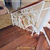 Белая кованая лестница с дубовыми ступенями Код: КЛ-62/95