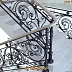 Мраморная лестница с узорчатыми коваными перилами Код: ЛП-24/65