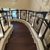 Лестница с перилами из стекла и облицованная дубом Код: Лс-11/82