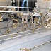Мраморная лестница с кованым золотым узором на перилах Код: ЛП-021/119