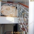 Белая кованая лестница с дубовыми ступенями Код: КЛ-62/90