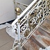 Маршевая лестница с бело-золотыми коваными перилами Код: ЛП-023/78