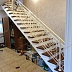 Лестница с коваными узорчатыми перилами белого цвета Код: ЛП-05/71