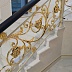 Мраморная лестница с кованым золотым узором на перилах Код: ЛП-021/99