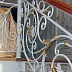 Белая винтовая лестница с коваными элементами Код: КВЛ-7/102